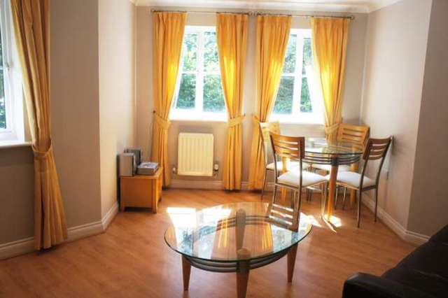  Image of 2 bedroom Apartment to rent in Tinsley Lane Crawley RH10 at Copthorne Court, Tinsley Lane Three Bridges Crawley, RH10 8AQ