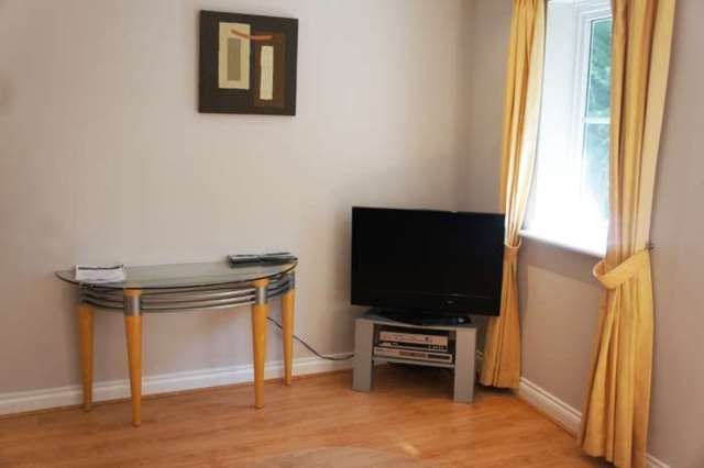  Image of 2 bedroom Apartment to rent in Tinsley Lane Crawley RH10 at Copthorne Court, Tinsley Lane Three Bridges Crawley, RH10 8AQ