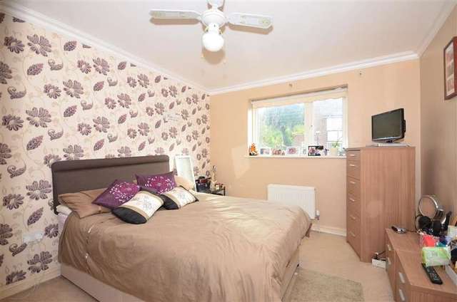  Image of 2 bedroom Flat for sale in Walderslade Road Walderslade Chatham ME5 at Walderslade Chatham Chatham, ME5 9LL