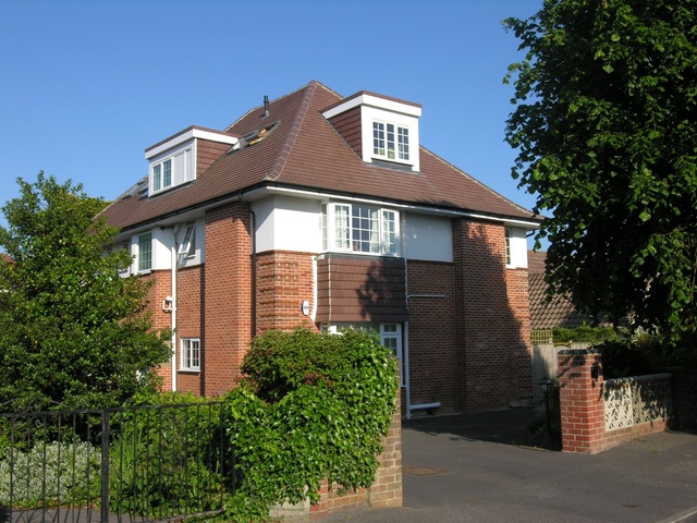  Image of 2 bedroom Flat to rent in Keswick Road Pokesdown Bournemouth BH5 at 38 Keswick Road Boscombe Manor Bournemouth, BH5 1LR