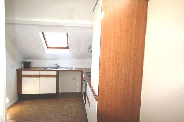  Image of 1 bedroom Flat to rent in Walnut Road Torquay TQ2 at TORQUAY Devon, TQ2 6HS