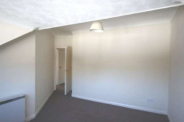  Image of 1 bedroom Flat to rent in Walnut Road Torquay TQ2 at TORQUAY Devon, TQ2 6HS