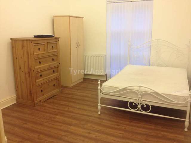  Image of 1 bedroom House Share to rent in Aigburth Drive Aigburth Liverpool L17 at Aigburth Drive Aigburth Liverpool, L17 4JQ