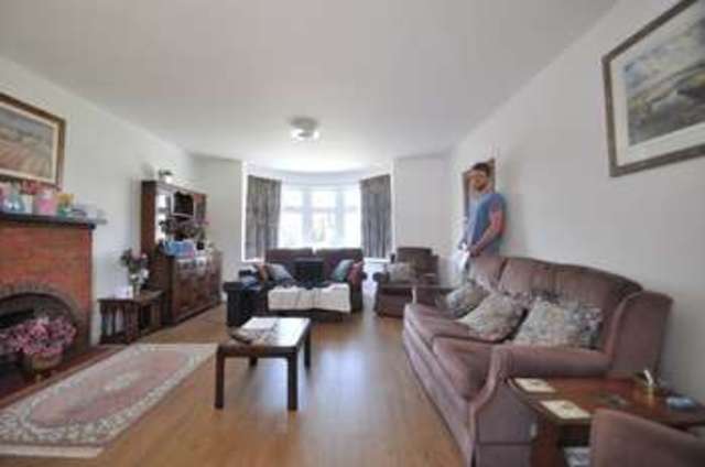  Image of Detached house to rent in Nork Way Banstead SM7 at Nork Way  Banstead, SM7 1HW