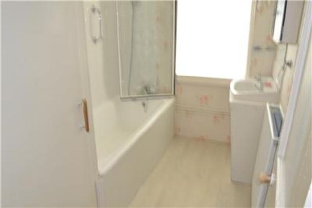  Image of 2 bedroom Flat to rent in St. Thomass Road Hastings TN34 at East Sussex, TN34 3LG