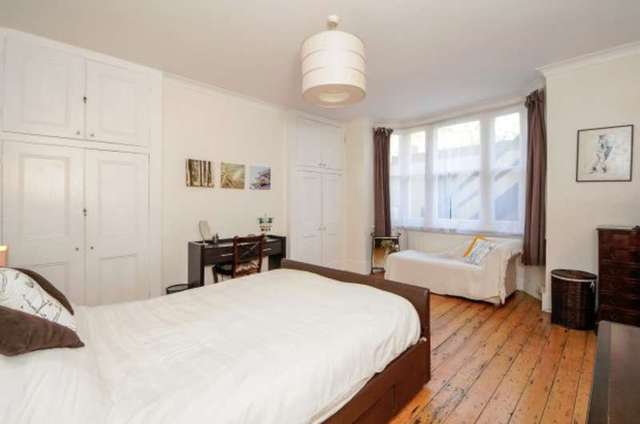  Image of 1 bedroom Flat for sale in Adelaide Avenue London SE4 at Adelaide Avenue  London, SE4 1YR