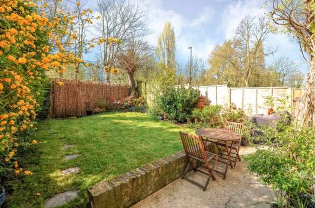  Image of 1 bedroom Flat for sale in Adelaide Avenue London SE4 at Adelaide Avenue  London, SE4 1YR