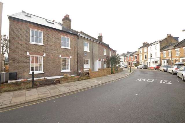  Image of 3 bedroom End of Terrace to rent in Bective Road London SW15 at East Putney, SW15 2QA