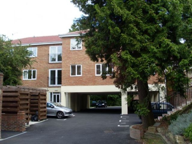  Image of 2 bedroom Flat to rent in The Crescent Belmont Sutton SM2 at Belmont, SM2 6BN
