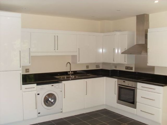  Image of 2 bedroom Flat to rent in The Crescent Belmont Sutton SM2 at Belmont, SM2 6BN