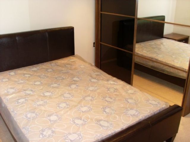  Image of 2 bedroom Flat to rent in The Crescent Belmont Sutton SM2 at Belmont, SM2 6BN
