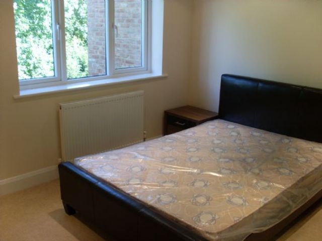  Image of 2 bedroom Flat to rent in The Crescent Belmont Sutton SM2 at Belmont, SM2 6BN