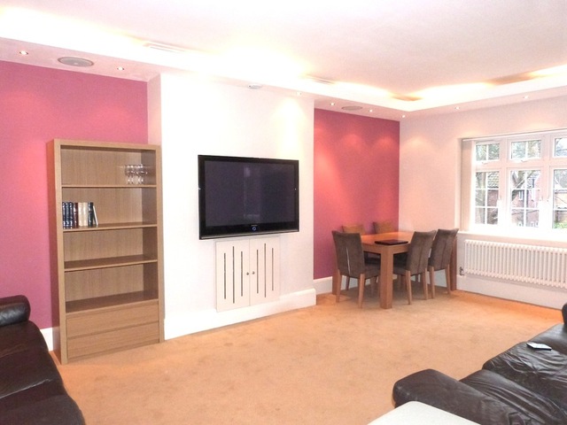  Image of 3 bedroom Flat to rent in Holmdale Gardens London NW4 at HENDON  LONDON, NW4 2LY