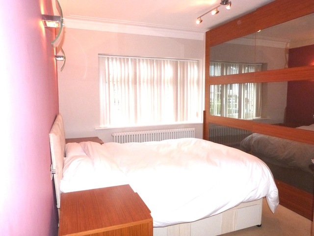  Image of 3 bedroom Flat to rent in Holmdale Gardens London NW4 at HENDON  LONDON, NW4 2LY