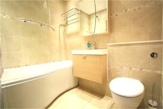  Image of 3 bedroom Flat to rent in Holmdale Gardens London NW4 at HENDON  LONDON, NW4 2LY