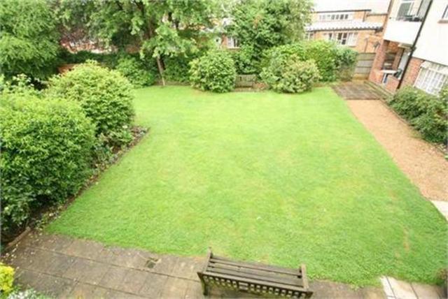  Image of 3 bedroom Flat to rent in Holmdale Gardens London NW4 at HENDON  LONDON, NW4 2LY