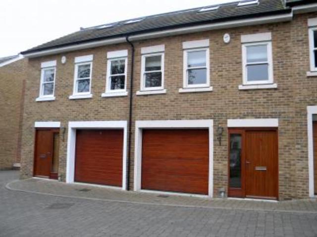  Image of 4 bedroom Town House to rent in Kingfisher Close Broxbourne EN10 at Kingfisher Close  Broxbourne, EN10 7FG