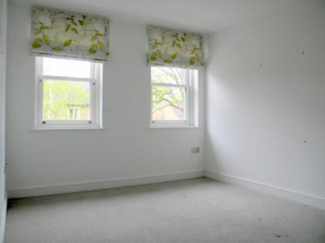  Image of 4 bedroom Town House to rent in Kingfisher Close Broxbourne EN10 at Kingfisher Close  Broxbourne, EN10 7FG