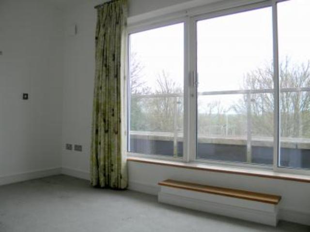  Image of 4 bedroom Town House to rent in Kingfisher Close Broxbourne EN10 at Kingfisher Close  Broxbourne, EN10 7FG