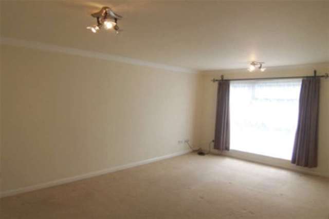  Image of 1 bedroom Flat to rent in Hornbeam Road Buckhurst Hill IG9 at Buckhurst Hill, IG9 6LA