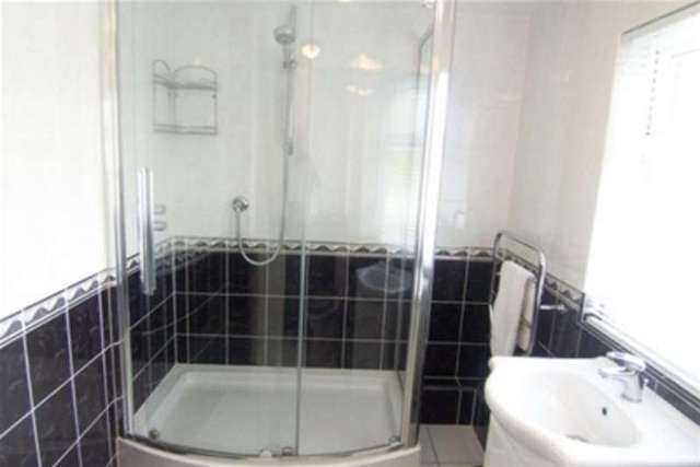  Image of 1 bedroom Flat to rent in Hornbeam Road Buckhurst Hill IG9 at Buckhurst Hill, IG9 6LA