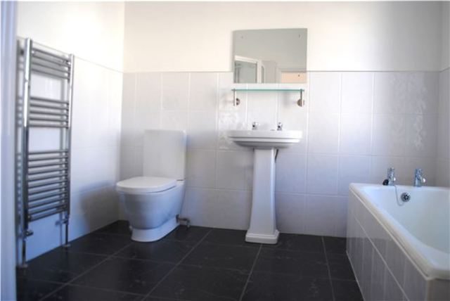  Image of 2 bedroom Flat for sale in Cantelupe Road Bexhill-on-Sea TN40 at East Sussex, TN40 1JG