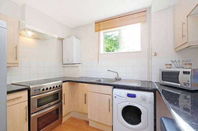  Image of 1 bedroom Flat to rent in Larkhall Rise London SW4 at Carolyn House  95 Larkhall Rise, SW4 6HR