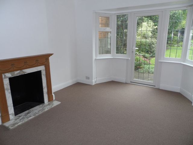  Image of 4 bedroom Semi-Detached house to rent in Fairway Carshalton SM5 at Carshalton, SM5 4HS