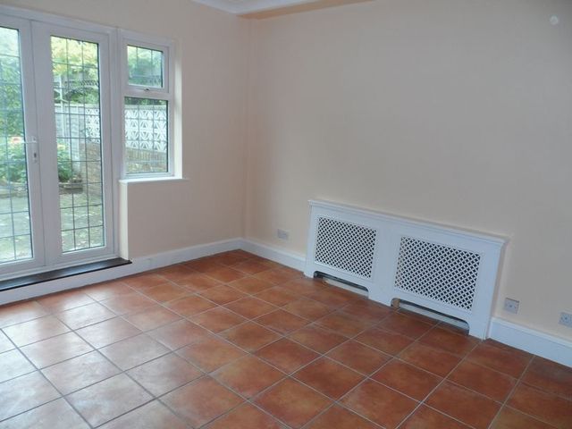  Image of 4 bedroom Semi-Detached house to rent in Fairway Carshalton SM5 at Carshalton, SM5 4HS
