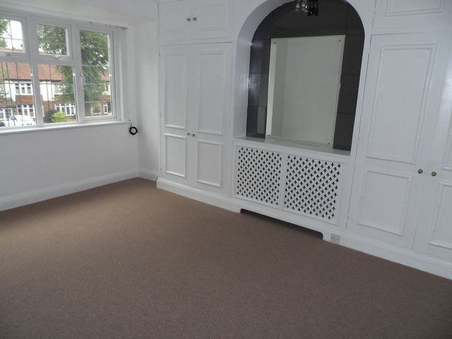  Image of 4 bedroom Semi-Detached house to rent in Fairway Carshalton SM5 at Carshalton, SM5 4HS