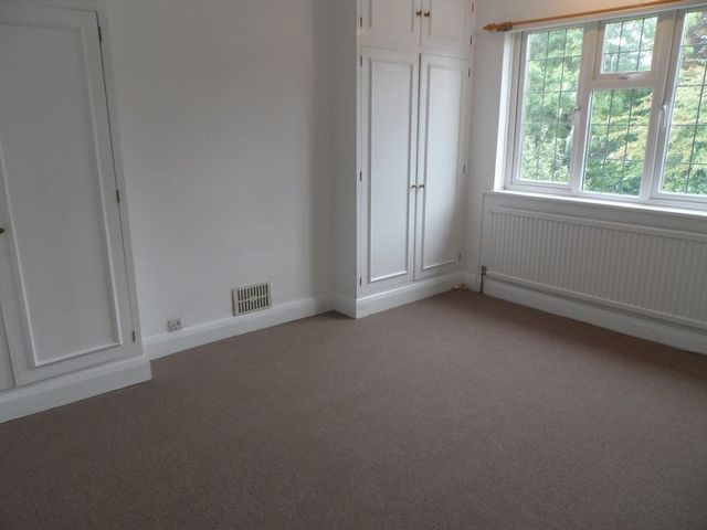  Image of 4 bedroom Semi-Detached house to rent in Fairway Carshalton SM5 at Carshalton, SM5 4HS