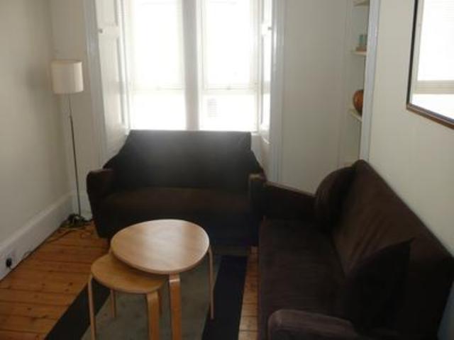  Image of 2 bedroom Flat to rent in Cathcart Place Edinburgh EH11 at Dalry Edinburgh Edinburgh, EH11 2HE