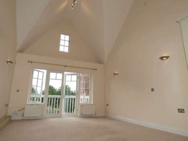  Image of 1 bedroom End of Terrace to rent in Church Road Leatherhead KT22 at Church Road  Leatherhead, KT22 8BD