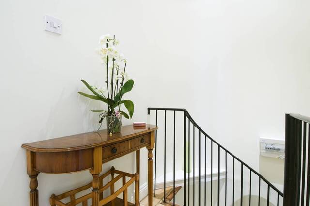  Image of 2 bedroom Ground Flat to rent in Clanricarde Gardens London W2 at Clanricarde Gardens  London, W2 4JW