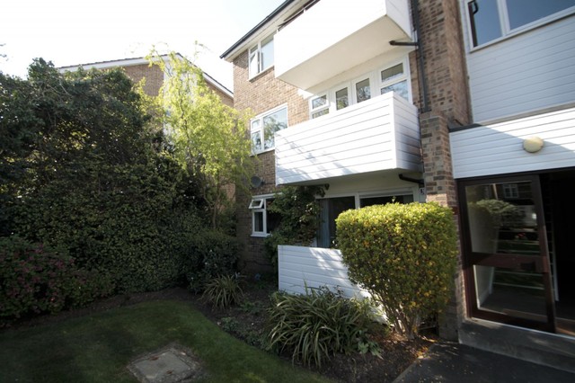  Image of 2 bedroom Flat to rent in Queens Road Hersham Walton-on-Thames KT12 at Clarence House Queens Road Walton-On-Thames, KT12 5JT