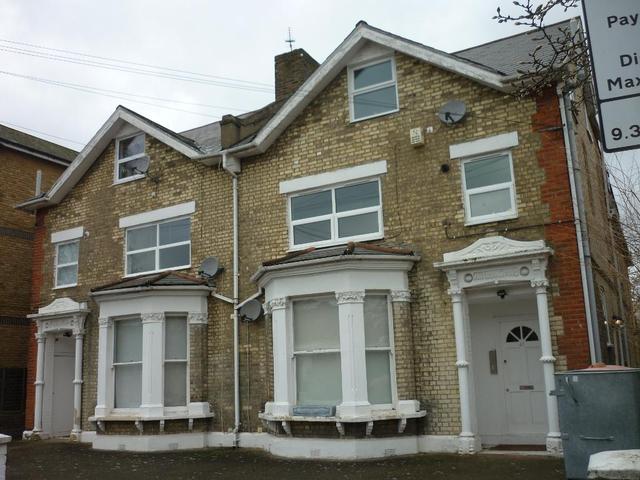  Image of 1 bedroom Flat to rent in Culverden Road London SW12 at Balham  London, SW12 9LT