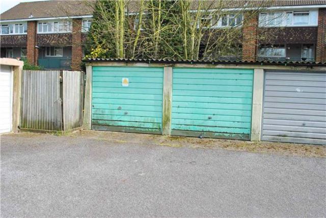  Image of 2 bedroom Flat for sale in Denmark Gardens Carshalton SM5 at Surrey, SM5 2JN
