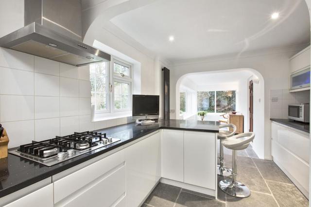  Image of 6 bedroom Bungalow to rent in Derwent Close Claygate Esher KT10 at Claygate Esher Esher, KT10 0RF