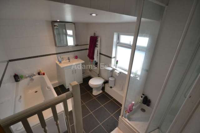 Image of 6 bedroom Terraced house to rent in Donnington Gardens Reading RG1 at Donnington Gardens  Reading, RG1 5LZ
