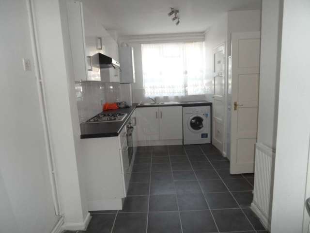  Image of 4 bedroom Detached house to rent in Dundee Road London E13 at Dundee Rd Plaistow London, E13 0BQ