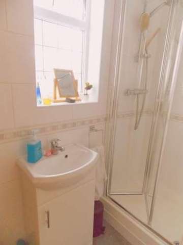  Image of 4 bedroom Semi-Detached house to rent in Epsom Close Northolt UB5 at Epsom Close  Northolt, UB5 4BH