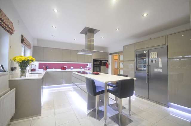  Image of 5 bedroom Detached house to rent in Ermyn Way Leatherhead KT22 at Ermyn Way  Leatherhead, KT22 8TW