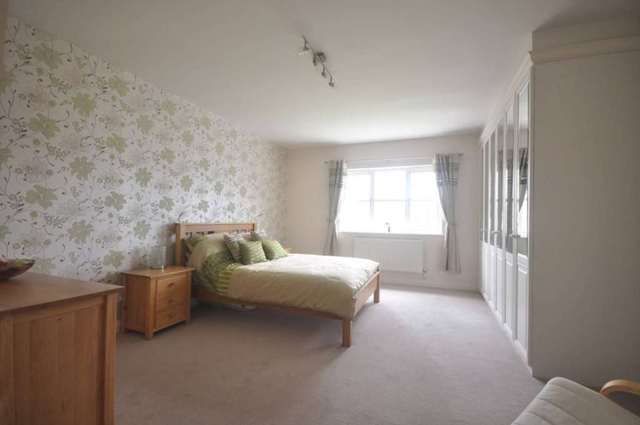  Image of 5 bedroom Detached house to rent in Ermyn Way Leatherhead KT22 at Ermyn Way  Leatherhead, KT22 8TW
