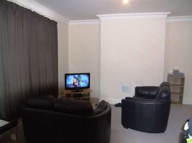  Image of 2 bedroom Terraced house to rent in Fairford Terrace Leeds LS11 at Beeston Leeds West Yorkshire, LS11 5EN