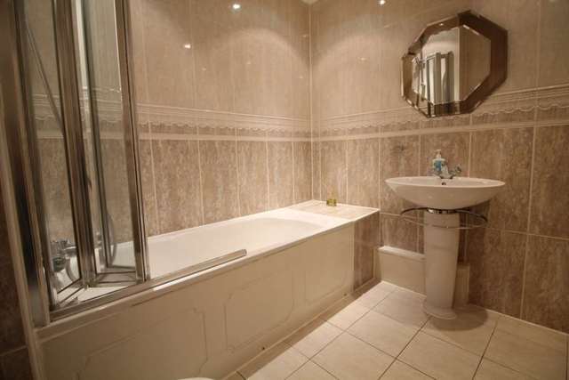  Image of 2 bedroom Apartment to rent in Falmouth Road London SE1 at Bentham House Falmouth Road London, SE1 4JY
