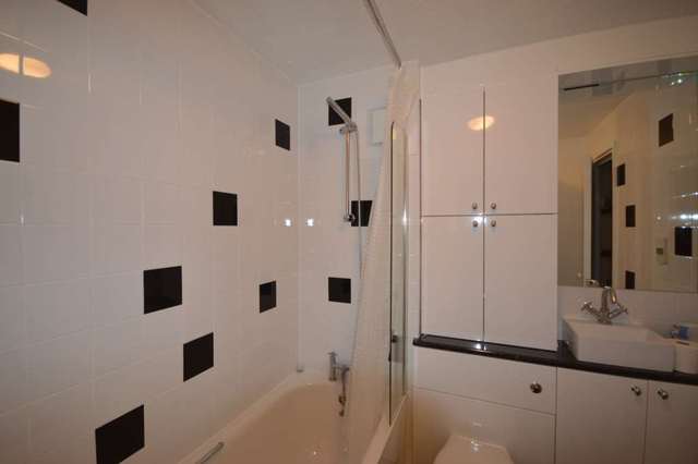  Image of 1 bedroom Apartment to rent in Felstead Gardens London E14 at Felstead Garden Canary Wharf London, E14 3BS