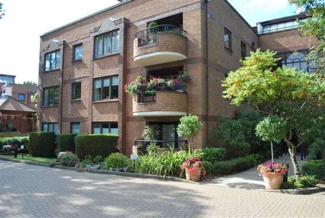  Image of 1 bedroom Apartment for sale in Epping New Road Buckhurst Hill IG9 at Buckhurst Hill, IG9 5TE