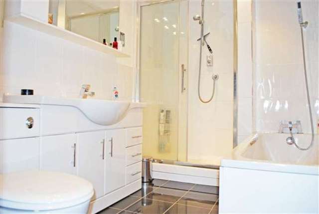  Image of 1 bedroom Apartment for sale in Epping New Road Buckhurst Hill IG9 at Buckhurst Hill, IG9 5TE