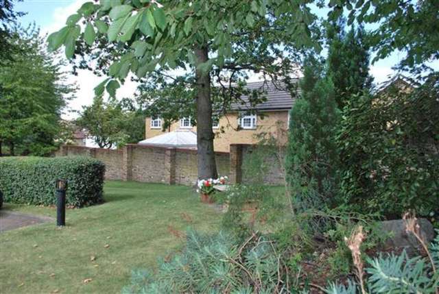  Image of 1 bedroom Apartment for sale in Epping New Road Buckhurst Hill IG9 at Buckhurst Hill, IG9 5TE