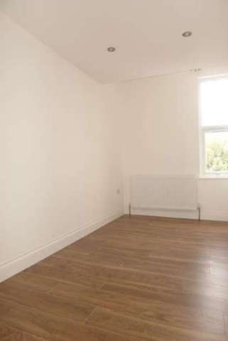  Image of 2 bedroom Flat to rent in Queens Parade Friern Barnet Road London N11 at Friern Barnet Road Friern Barnet London, N11 3DA
